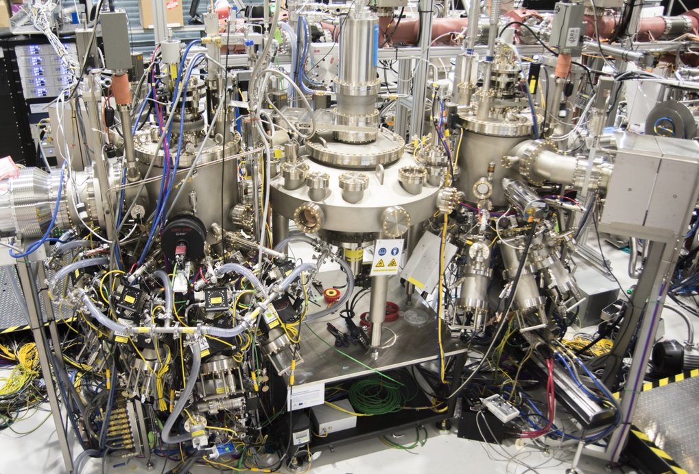 Ultra-high Vacuum Molecular Beam Epitaxy Cluster