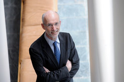 Stuart Parkin, seit Anfang April Direktor am Max-Planck-Institut für Mikrostrukturphysik und Humboldt-Professor an der Martin-Luther-Universität Halle-Wittenberg, erhält den Millennium Technologiepreis. Mit der Auszeichnung würdigt die Akademie für Technologie Finnland die Forschung Parkins, die es ermöglichte, die Datendichte auf Festplatten um das 1000fache zu erhöhen. © MPI für Mikrostrukturphysik
