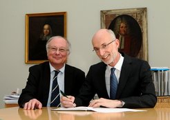 Rektor Udo Sträter und Stuart Parkin bei der Vertragsunterzeichnung.