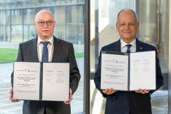 Remote signature: Martin Stratmann, President of the Max-Planck-Gesellschaft, and Meric Gertler, President of the University of Toronto (right), signed the contract for the Max Planck – University of Toronto Centre for Neural Science and Technology not together but rather separately