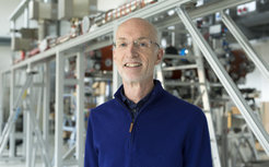 Prof. Stuart Parkin steht vor wissenschaftlichen Geräten.
