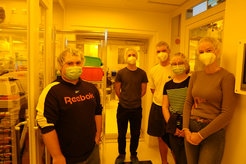 Pupils from the Saaleschule in Halle take a look at the Institute's clean room