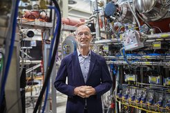 Prof. Stuart Parkin in der Experimentierhalle vor MANGO